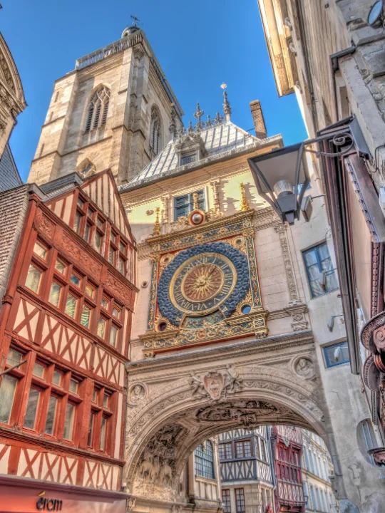 Vue sur le Gros-Horloge de Rouen, symbole du patrimoine normand – création de sites web locaux